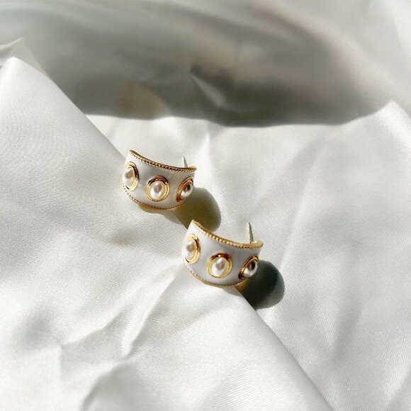 ENAMEL & OIL PAINTED EARRINGS Elegant French Vintage Style Coated Pearls C shape - Picture 1 of 3